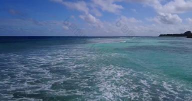 宽角飞行旅行拍摄夏天白色天堂沙子海滩蓝色的海背景色彩斑斓的